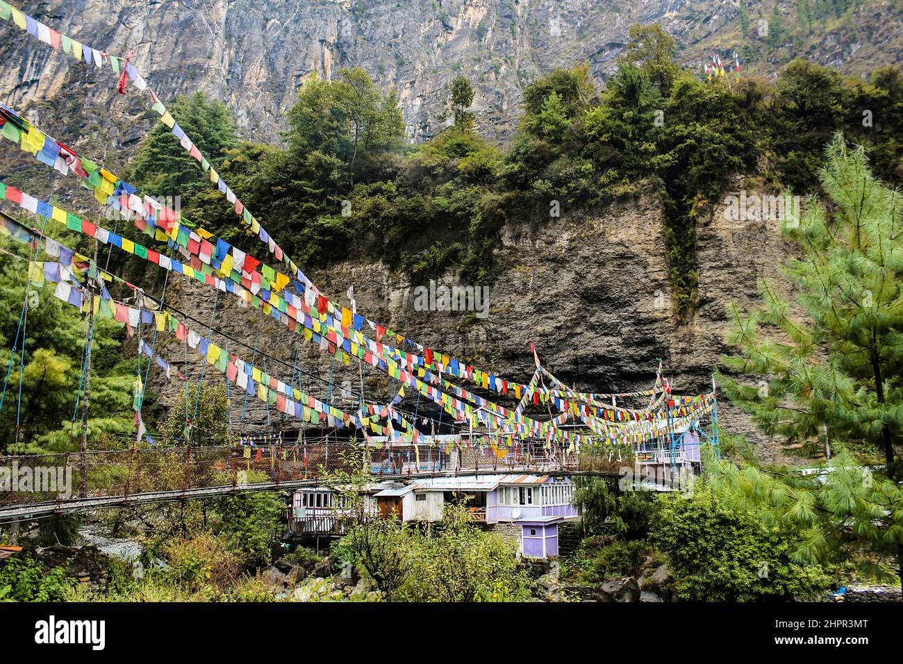 Hängebrücke mit Gebetsfahnen im Dorf, Himalaya-Region des Sagarmatha-Nationalparks, Nepal Stockfoto