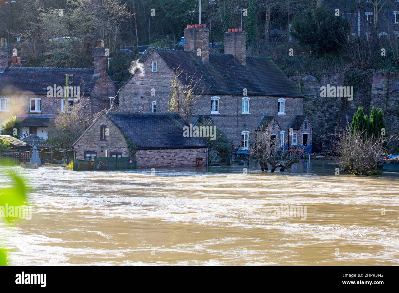 Shropshire, England. 23/02/2022, Grundstücke am Ufer des Flusses Severn im Weltnaturerbe Ironbridge Gorge in Shropshire, England, bleiben überflutet, da der Flussspiegel nach einer Woche von Überschwemmungen weiterhin hoch bleibt. Stockfoto