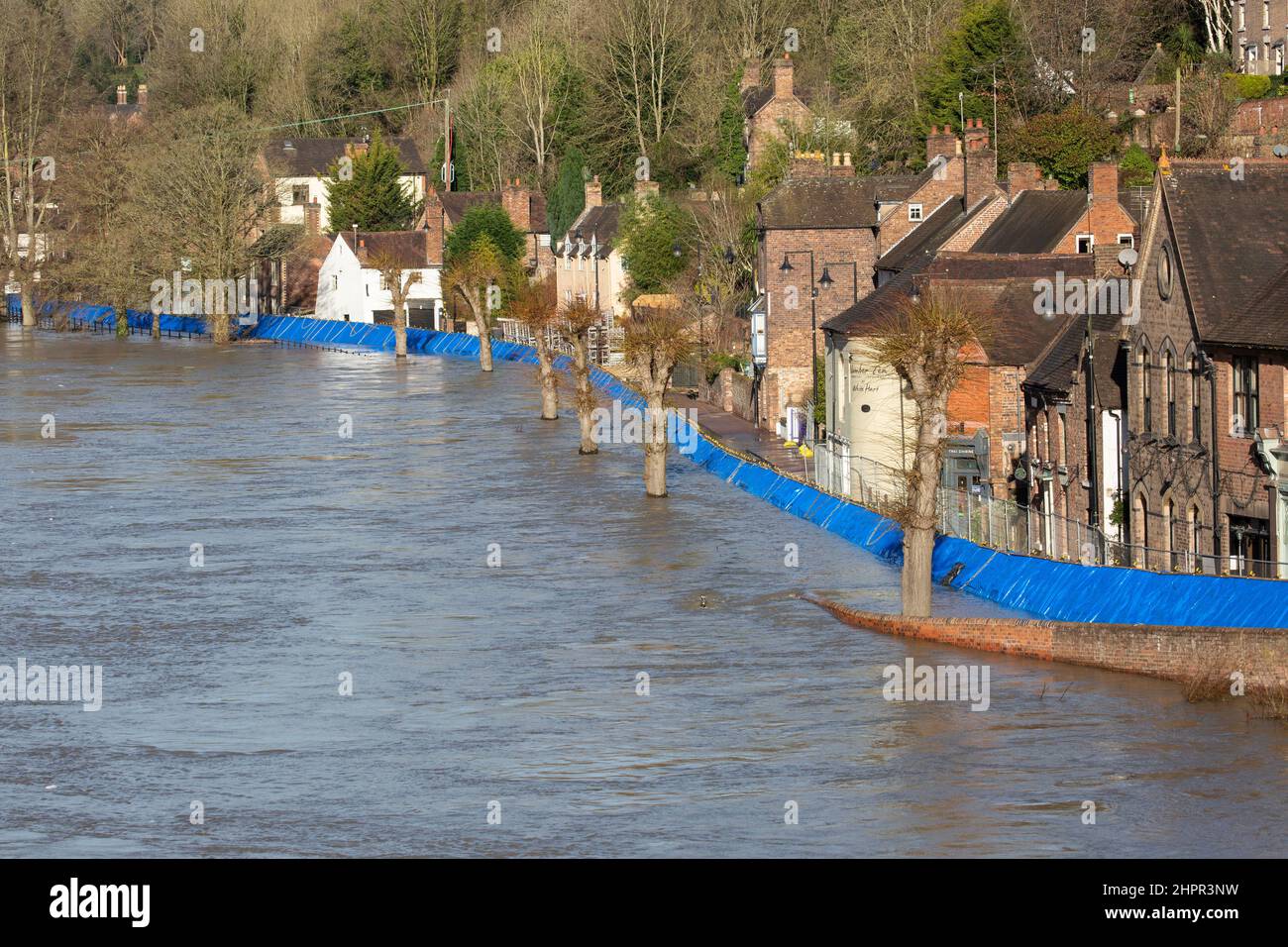 Shropshire, England. 23/02/2022, Hochwasserbarrieren in der Stadt Ironbridge in Shropshire halten den Anstieg des Flusses Severn, der nach einer Woche Sturm auf dem Vormarsch war, weiter zurück. Alle Bewohner des Wharfage, dem Gebiet hinter den Barrieren, wurden evakuiert, da die Gefahr besteht, dass der Fluss die Barrieren durchbrechen kann. Stockfoto