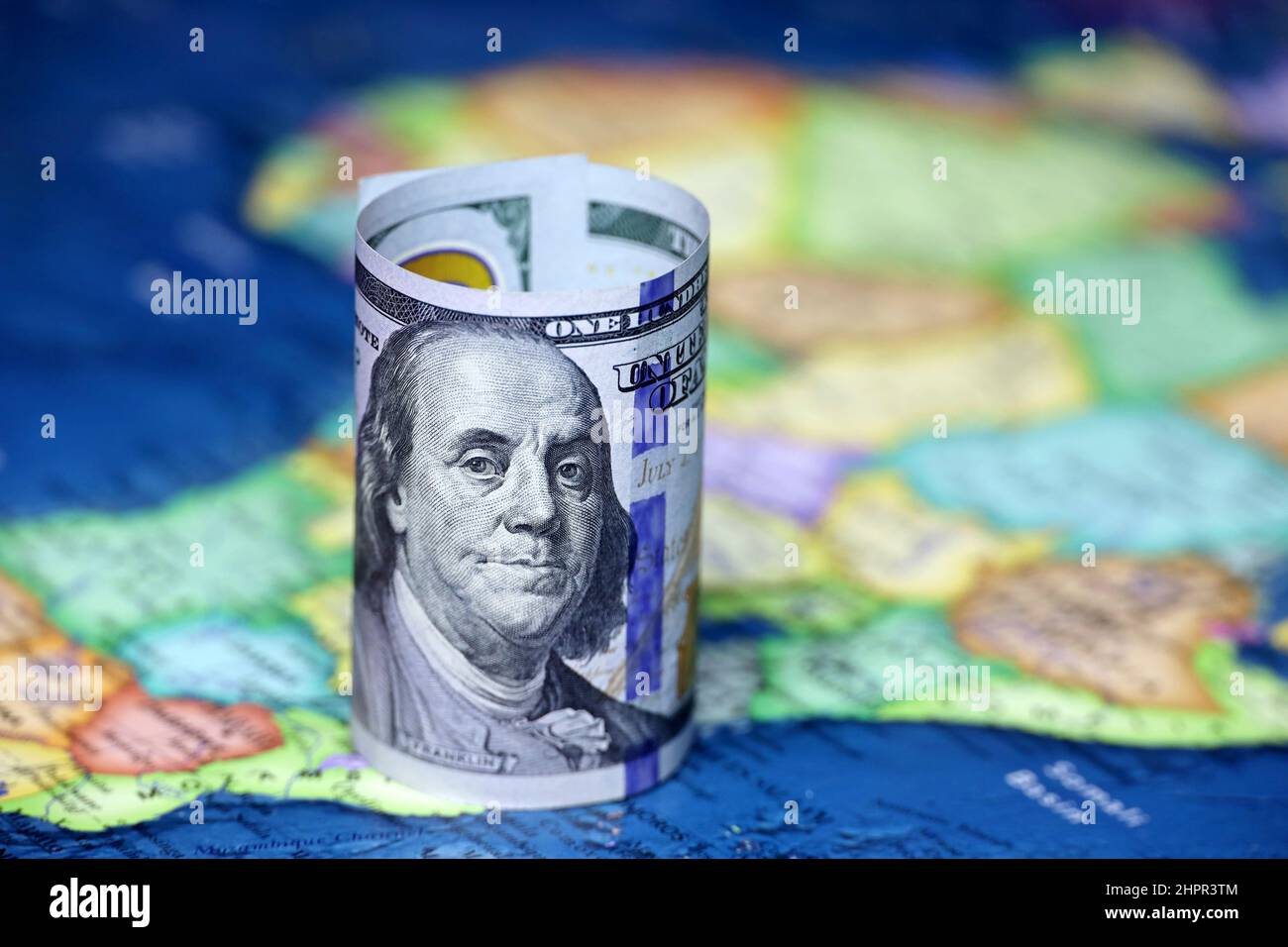 US-Dollar auf der Afrika Karte Hintergrund. Amerikanische Investitionen und Handel, die afrikanische Wirtschaft Stockfoto