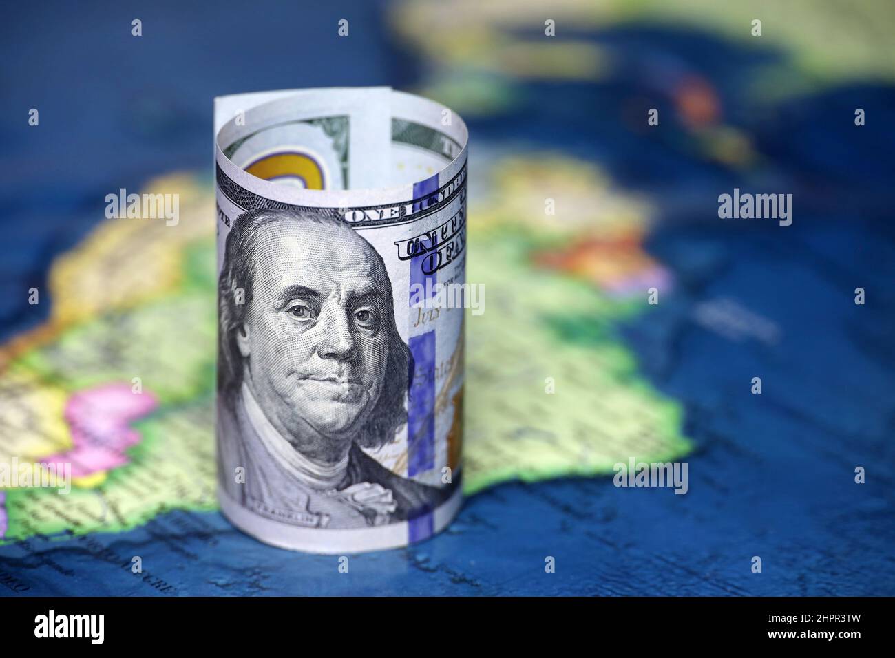 US-Dollar auf der Landkarte von Südamerika. Amerikanische Investitionen und Handel mit Lateinamerika und Brasilien, amerikanische Politik und Einfluss Stockfoto