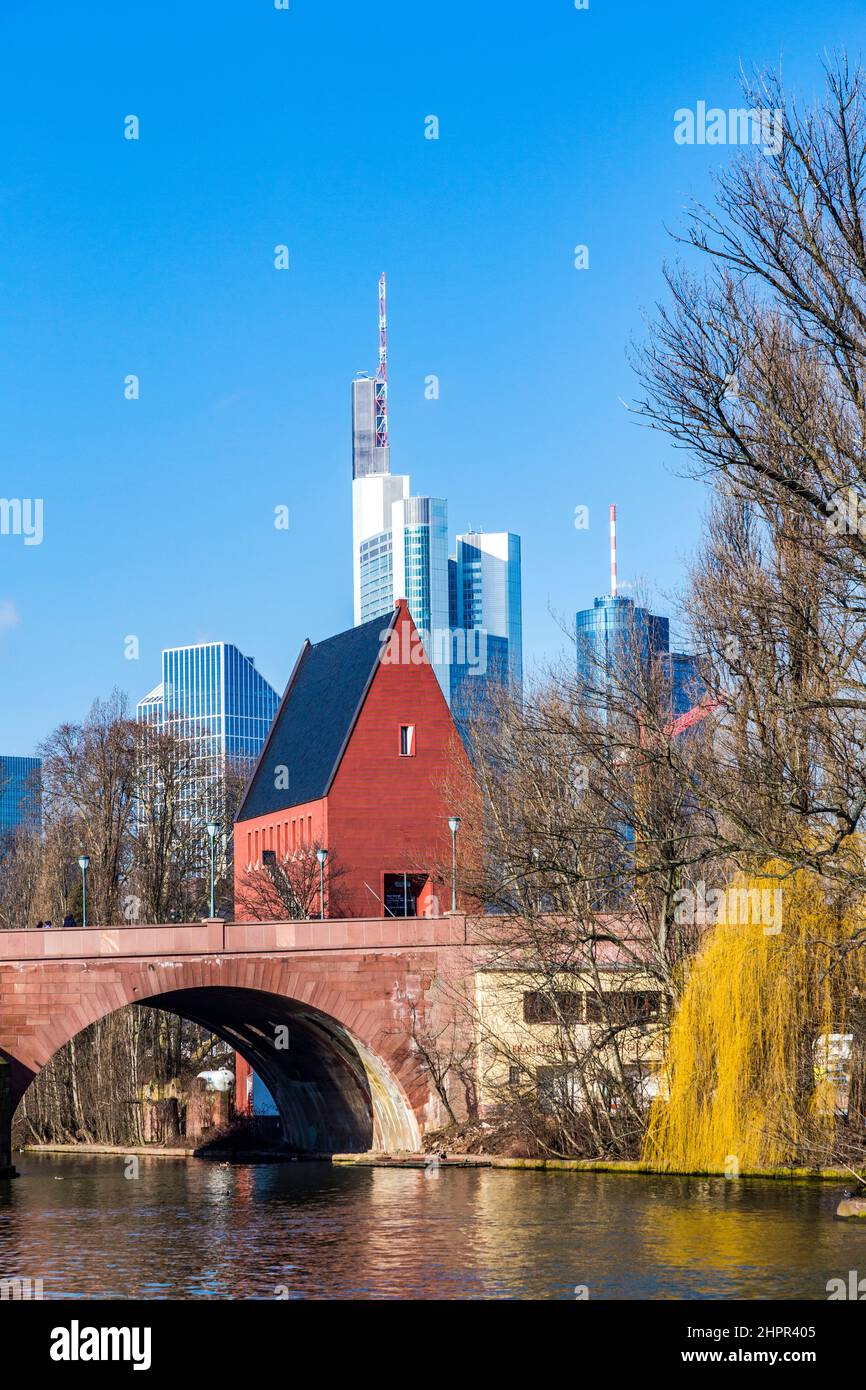 Skyline von Frankfurt am Main mit der Alten Brücke an Main Stockfoto
