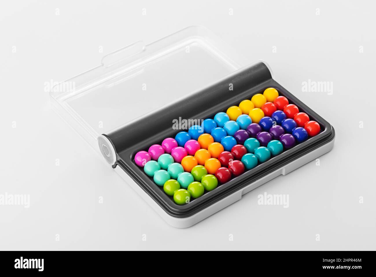 IQ Puzzle bunte Kugeln. Puzzler Brettspiel mit Stücken Stockfoto
