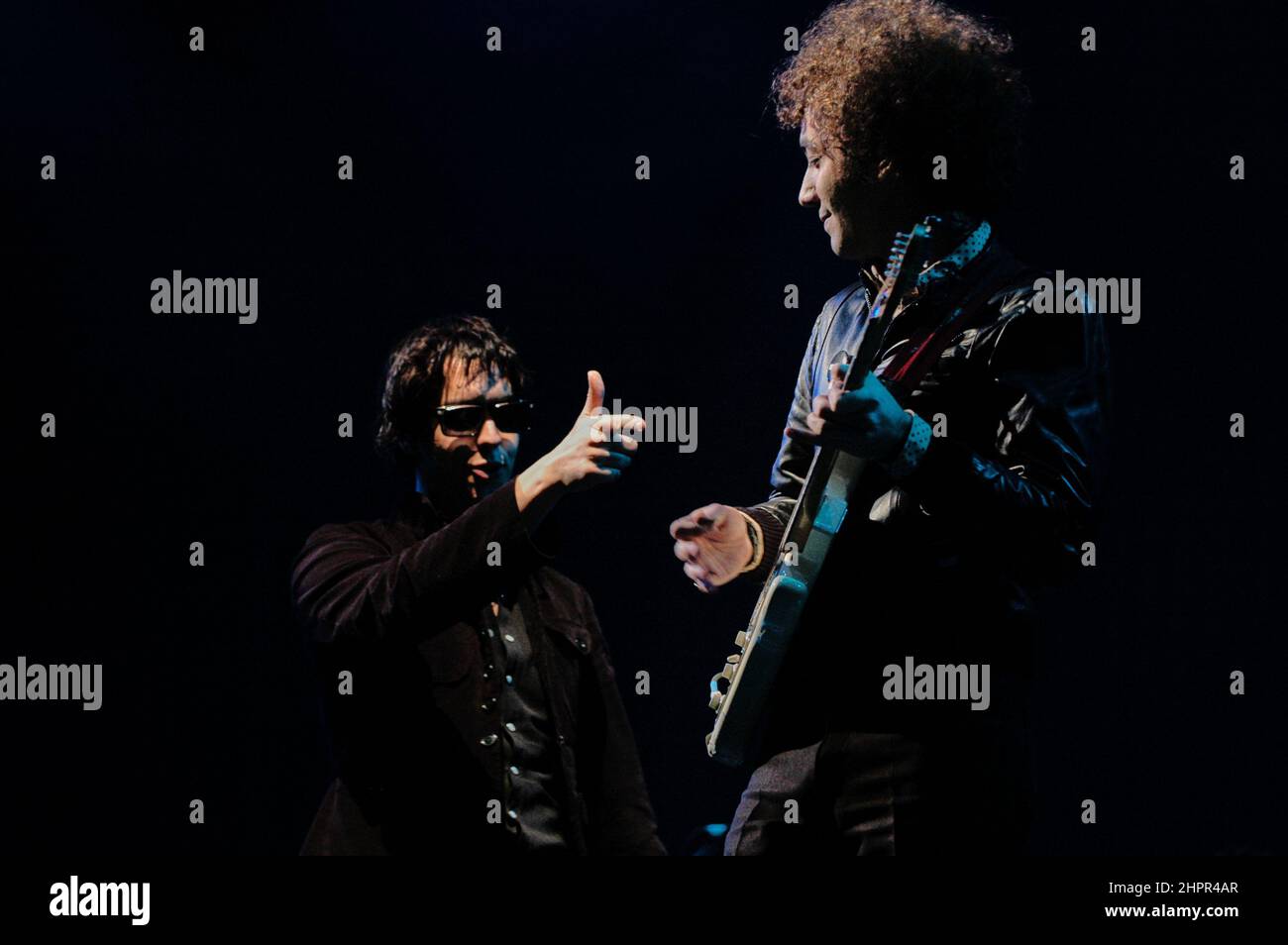 Julian Casablancas und Albert Hammond Jr - The Strokes, V2004, Hylands Park, Chelmsford, Essex, Großbritannien - 22. August 2004 Stockfoto