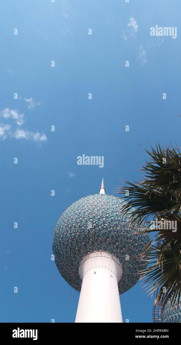 18. Februar 2022, Kuwait-Stadt. Foto aus dem unteren Winkel des Kuwait Tower. Stockfoto