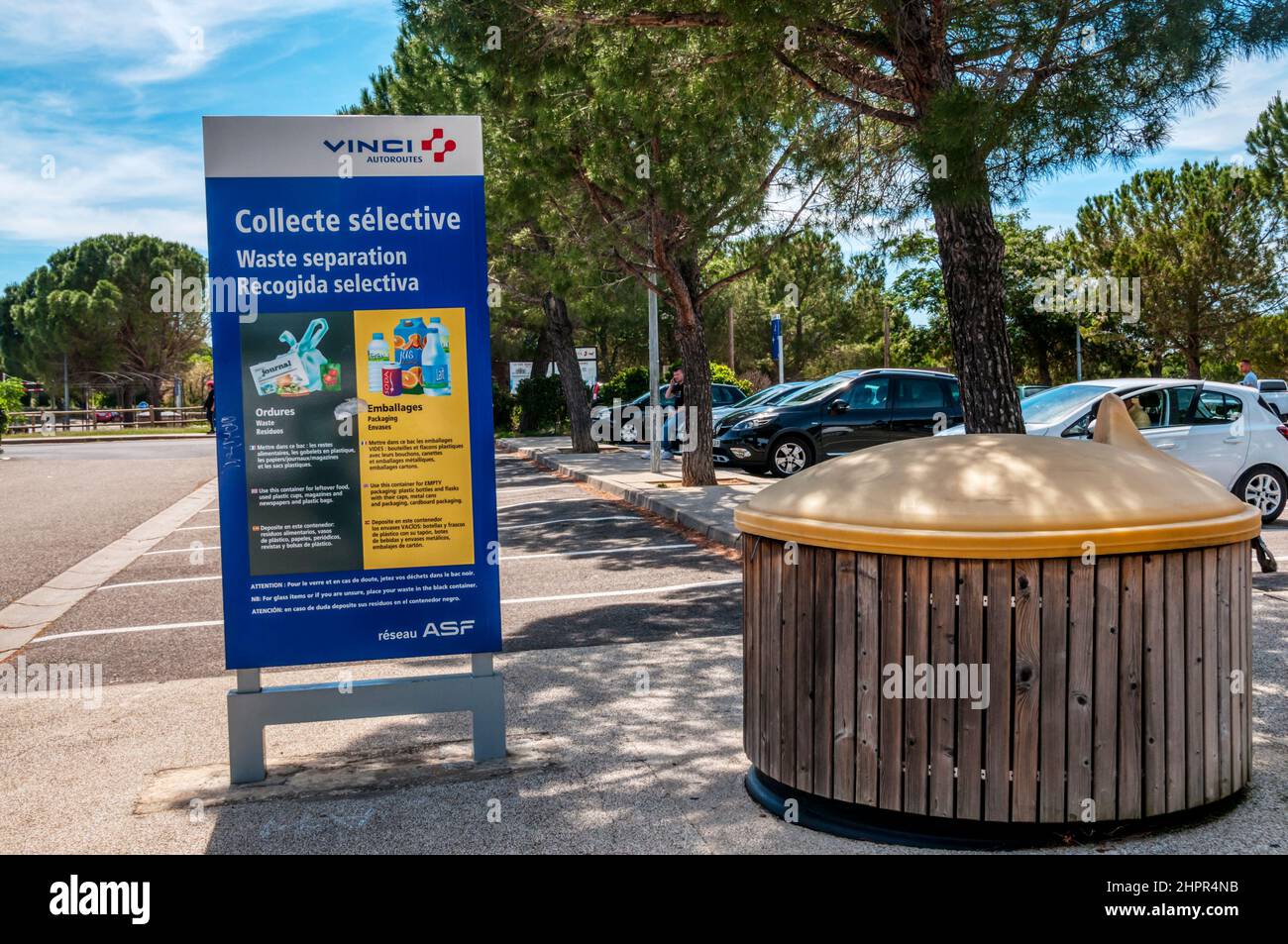 Auf einem mehrsprachigen Schild neben einem Recyclingbehälter an einer französischen Autobahnraststätte wird erläutert, wie Abfallprodukte getrennt werden. Stockfoto