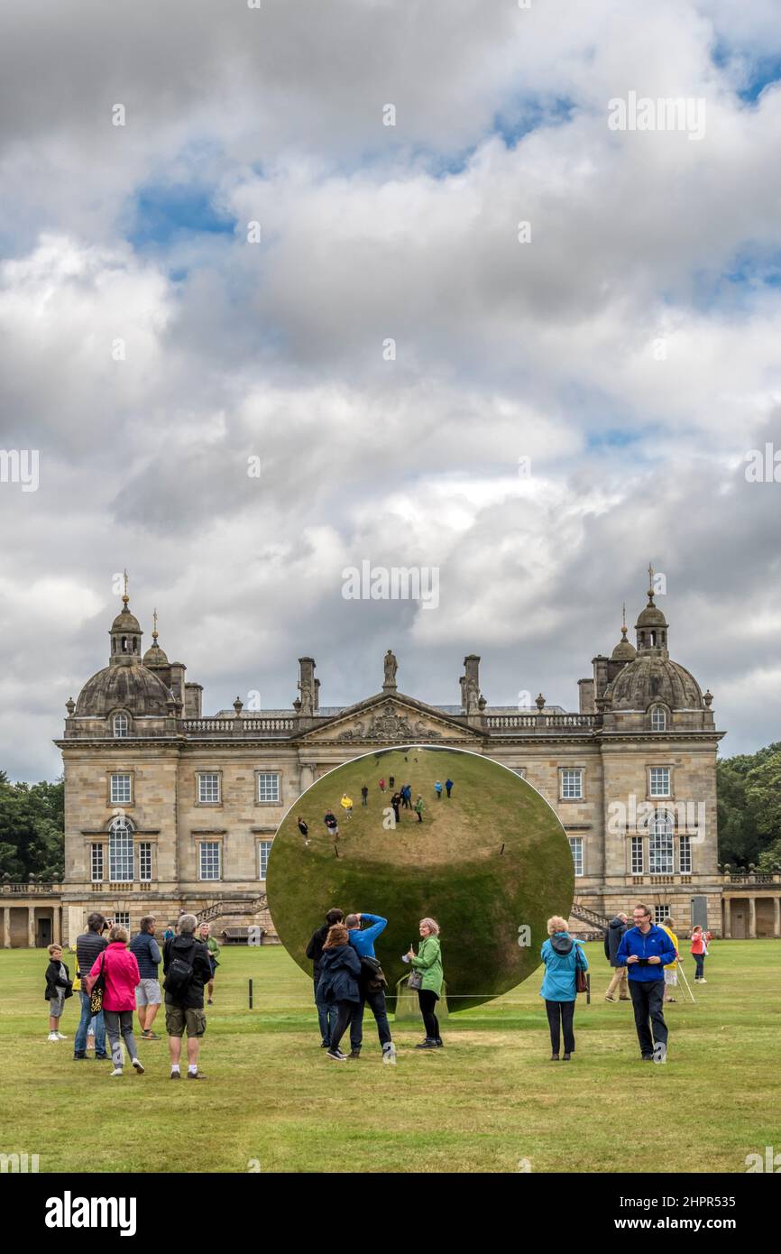 Besucher fotografieren ihre Spiegelungen im hinteren Teil des Sky Mirror von Anish Kapoor auf dem Gelände der Houghton Hall, Norfolk. Edelstahl, 2018. Stockfoto