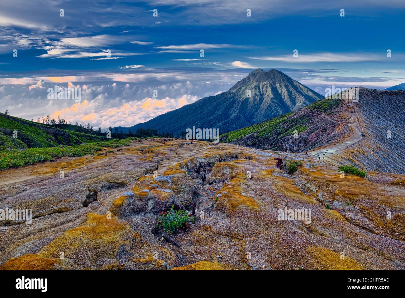 Der Ijen Krater ist der größte Kratersee in Java. Der Schwefel-Krater-See liegt zwischen einem natürlichen Staudamm aus tief geätztem Fels. Es ist 200 Meter tief und CO Stockfoto