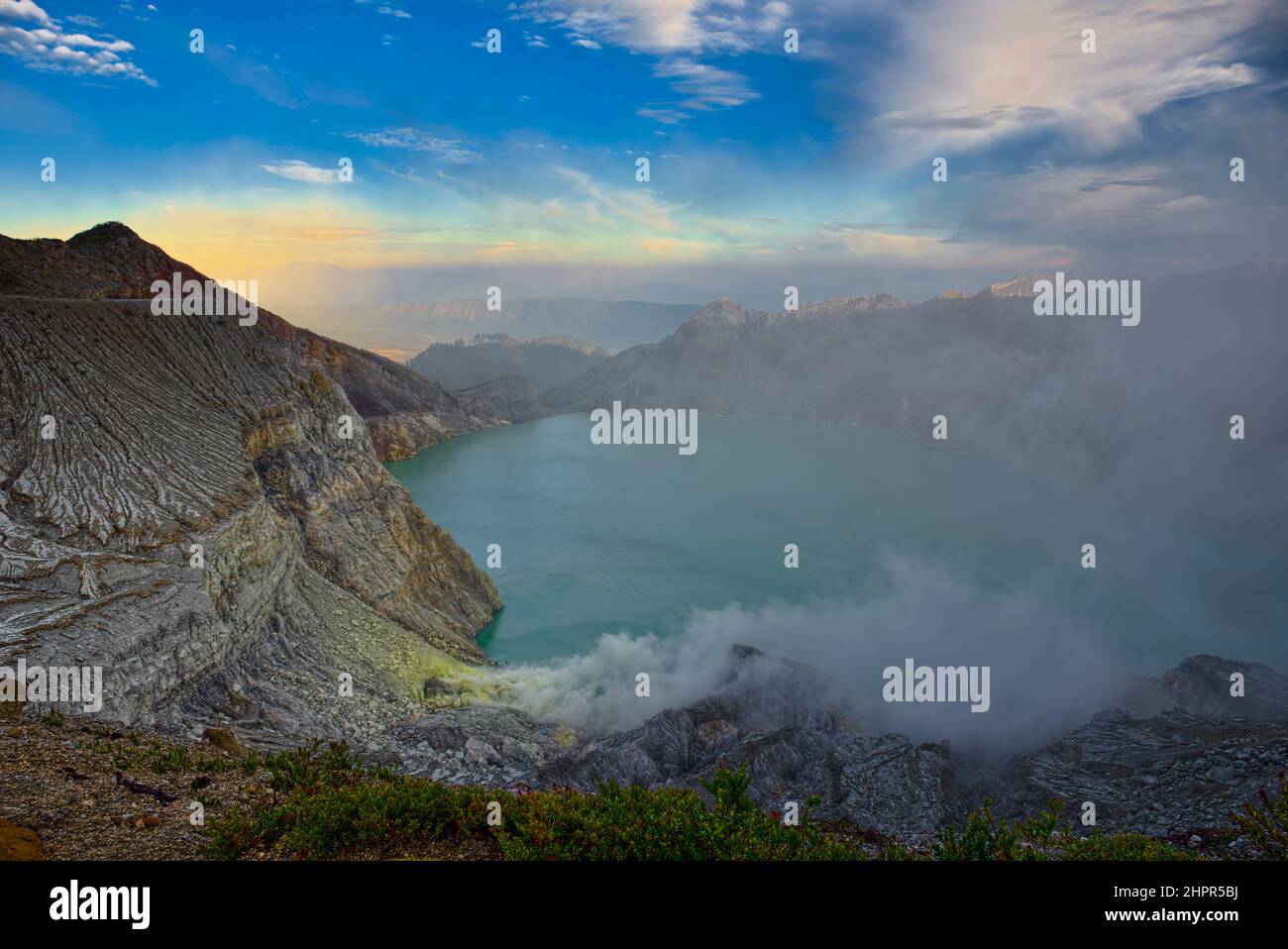 Der Ijen Krater ist der größte Kratersee in Java. Der Schwefel-Krater-See liegt zwischen einem natürlichen Staudamm aus tief geätztem Fels. Es ist 200 Meter tief und CO Stockfoto