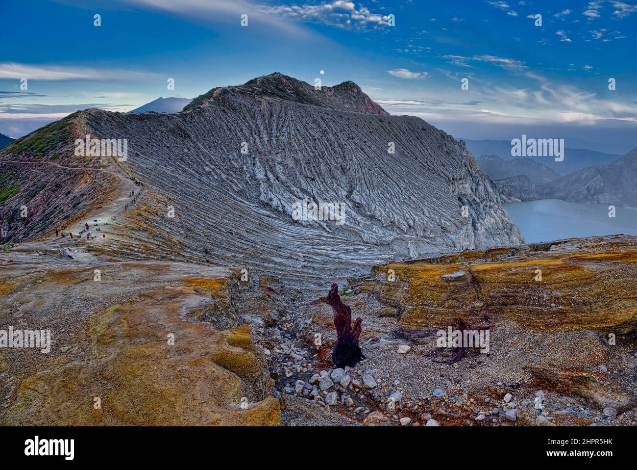 Der Ijen Krater ist der größte Kratersee in Java. Der Schwefel-Krater-See liegt zwischen einem natürlichen Staudamm aus tief geätztem Fels. Es ist 200 Meter tief und CO Stockfoto