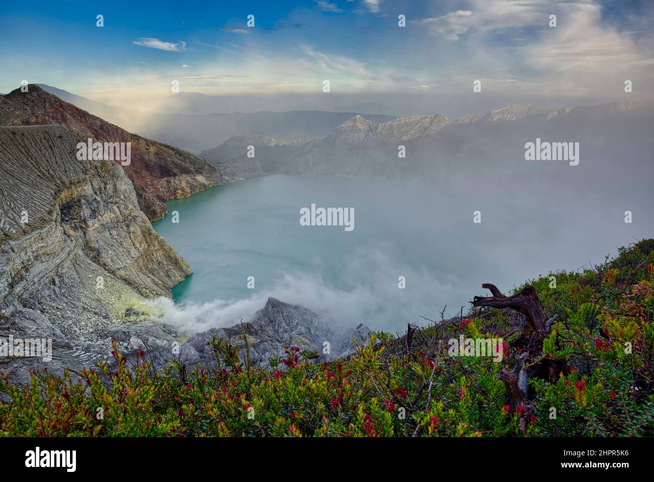 Der Ijen Krater ist der größte Kratersee in Java. Der Schwefel-Krater-See liegt zwischen einem natürlichen Staudamm aus tief geätztem Fels. Es ist 200 Meter tief und CO Stockfoto