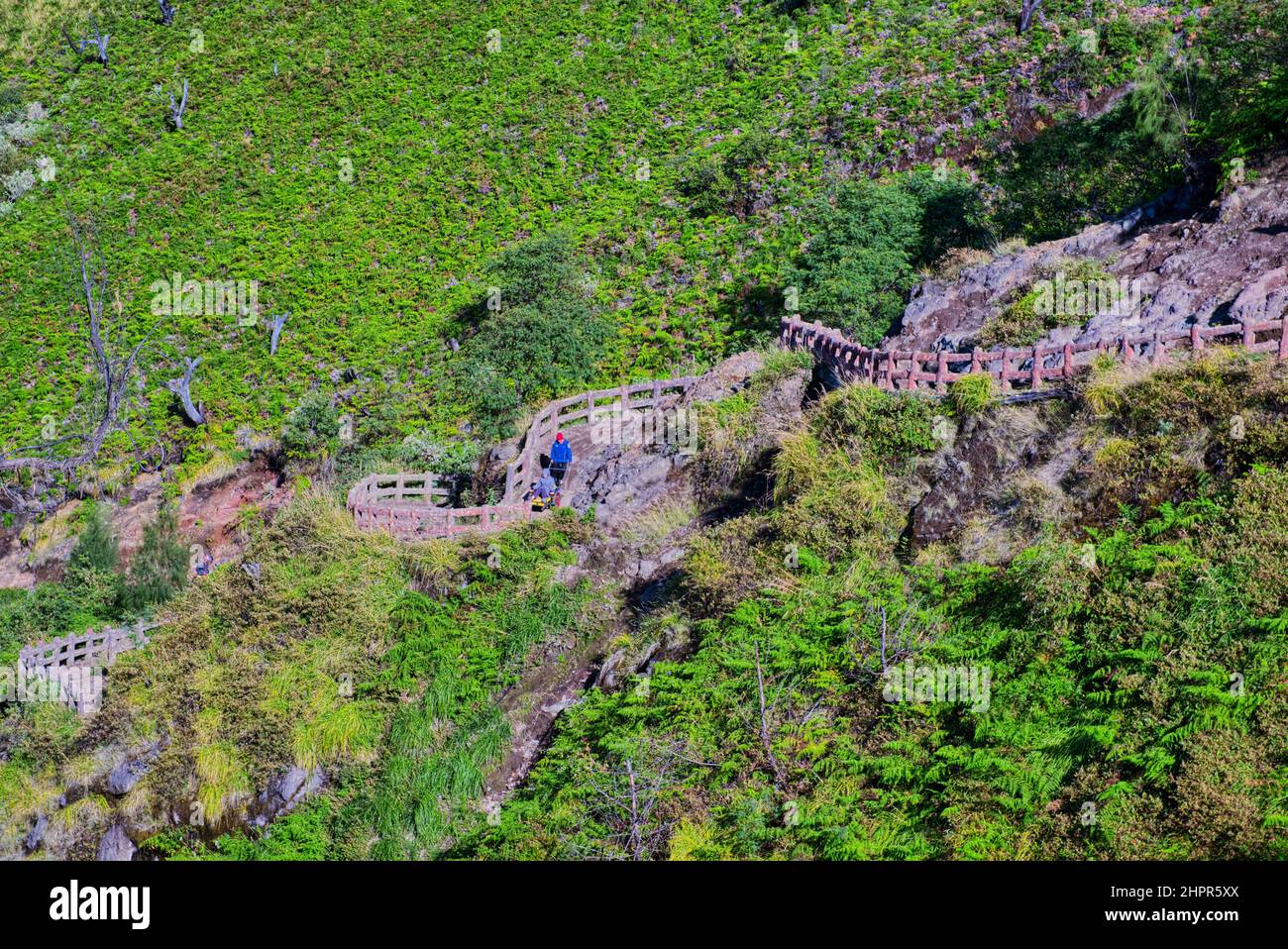 Der Ijen Krater ist der größte Kratersee in Java. Der Schwefel-Krater-See liegt zwischen einem natürlichen Staudamm aus tief geätztem Fels. Es ist 200 Meter tief und CO Stockfoto