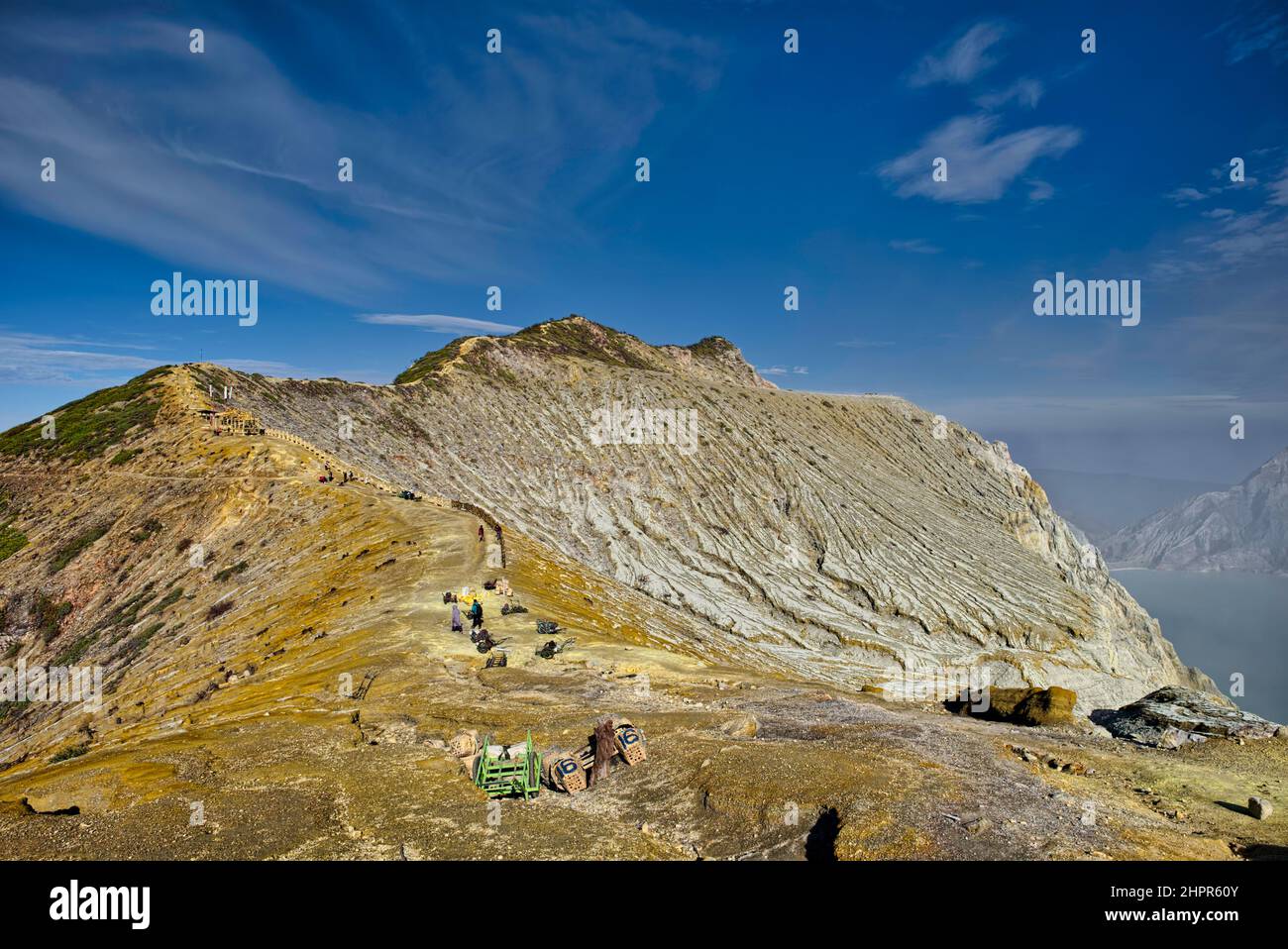 Der Ijen Krater ist der größte Kratersee in Java. Der Schwefel-Krater-See liegt zwischen einem natürlichen Staudamm aus tief geätztem Fels. Es ist 200 Meter tief und CO Stockfoto