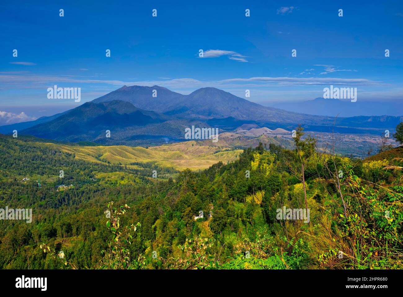 Der Ijen Krater ist der größte Kratersee in Java. Der Schwefel-Krater-See liegt zwischen einem natürlichen Staudamm aus tief geätztem Fels. Es ist 200 Meter tief und CO Stockfoto