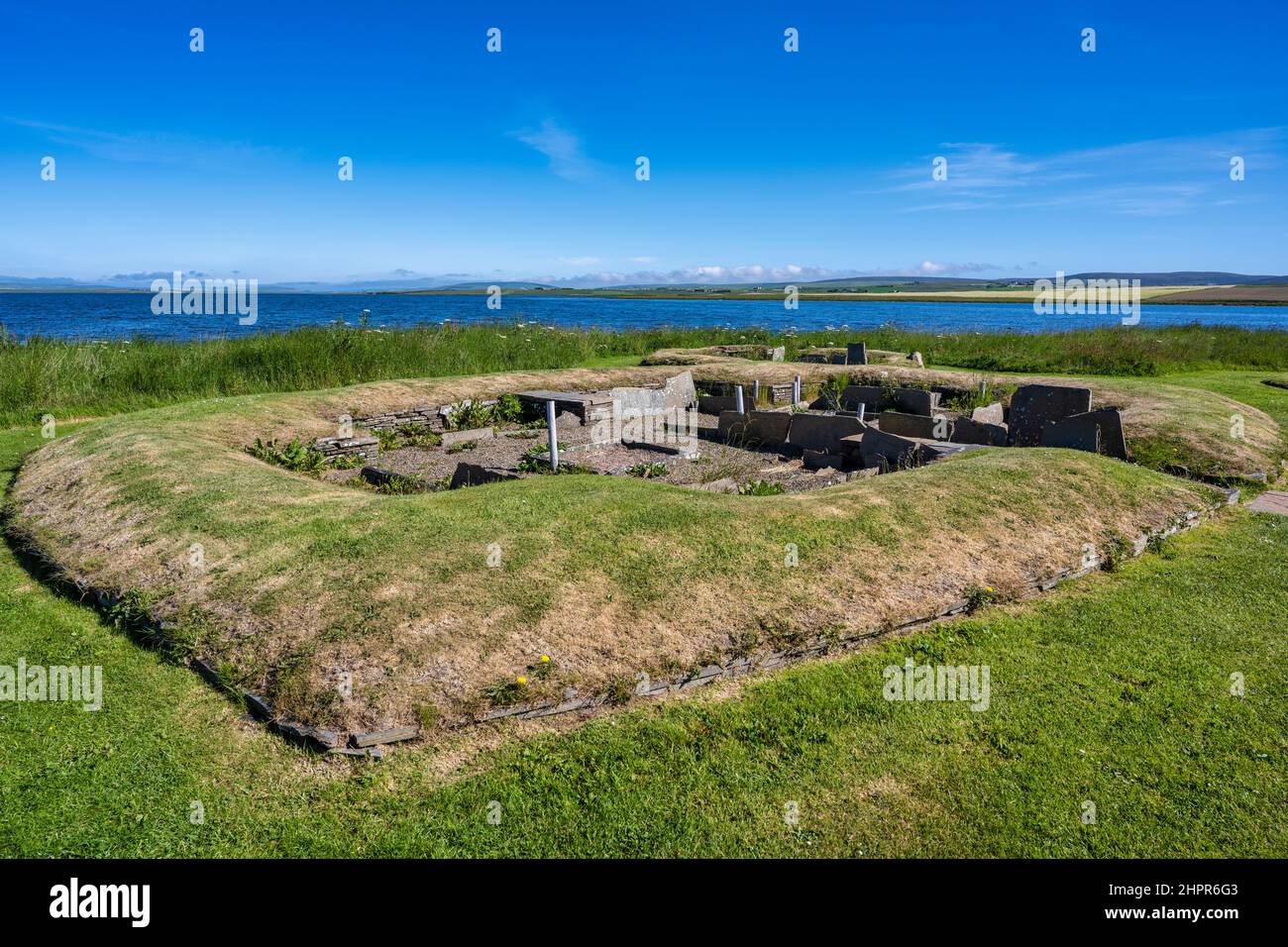 Neolithische Barnhouse-Siedlung am Ufer des Loch of Harray auf dem Festland Orkney, Schottland, Großbritannien Stockfoto