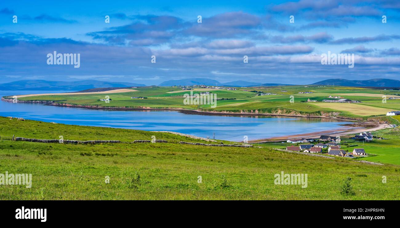 Panoramablick über Scapa Bay an der Südostküste des Festlandes Orkney in Schottland, mit Scapa Flow und den Hügeln von Hoy in der Ferne Stockfoto