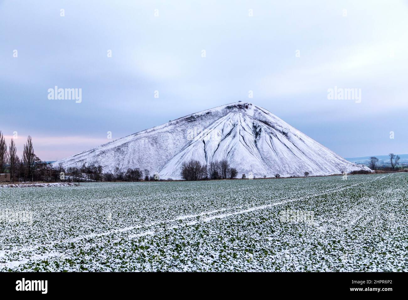 Haufen Aushub im Winter Landschaft in Thüringen, Deutschland Stockfoto