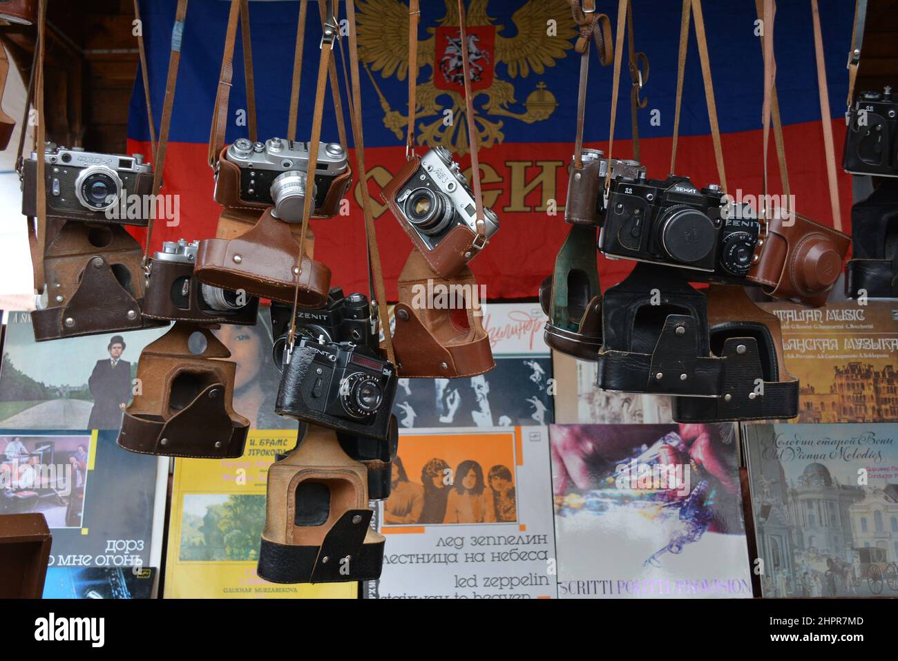 Alte Vintage-Kameras auf einem Flohmarkt Stockfoto