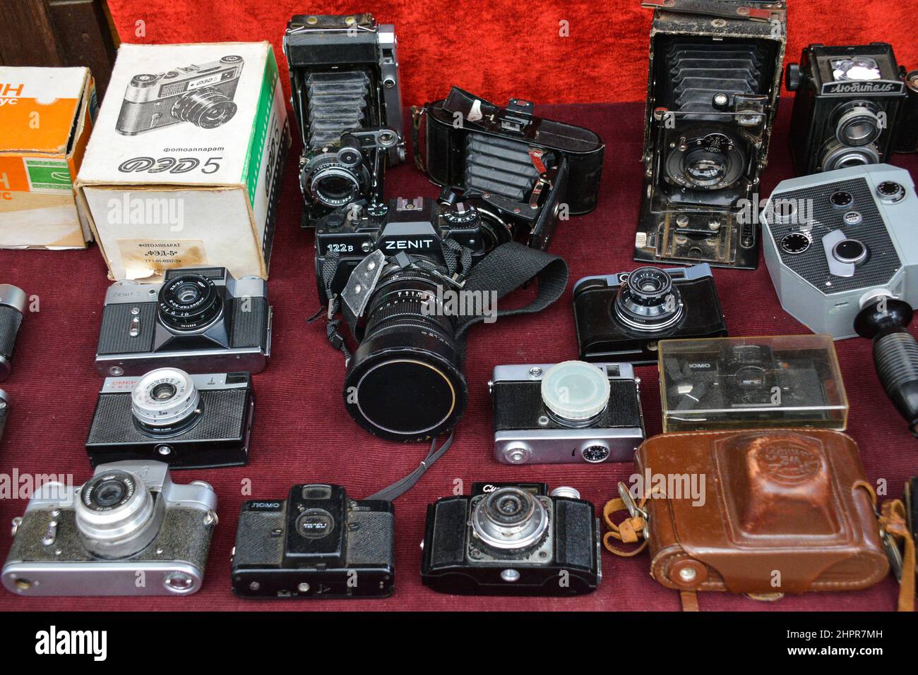 Alte Vintage-Kameras auf einem Flohmarkt Stockfoto