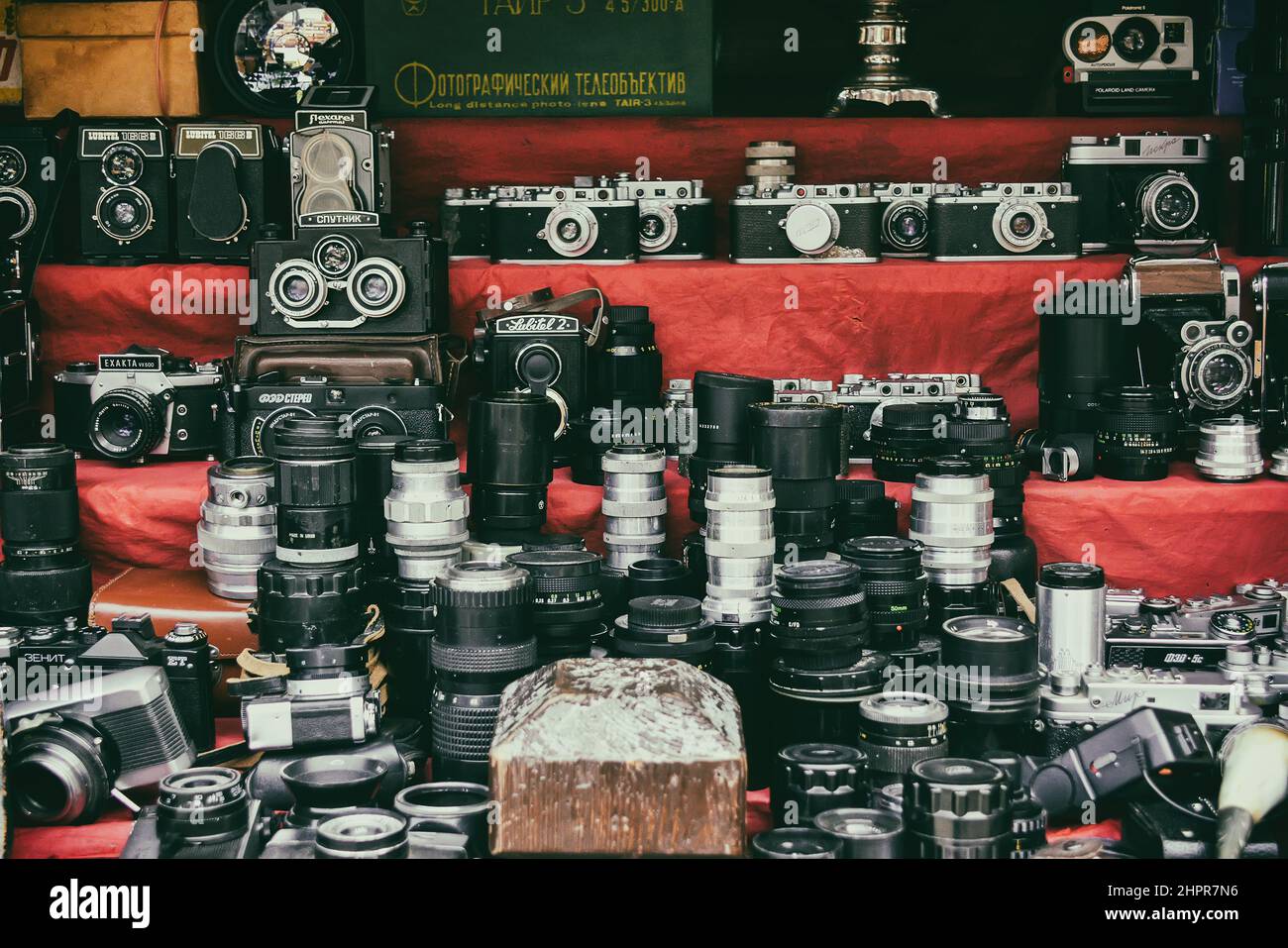 Alte Vintage-Kameras auf einem Flohmarkt Stockfoto