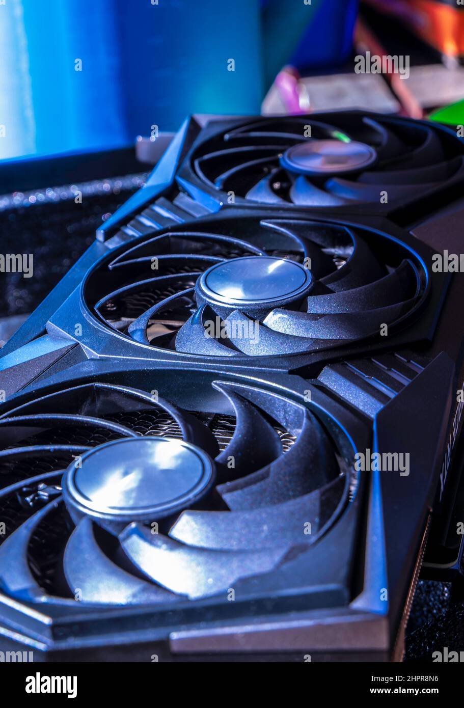 Leistungsstarke moderne Computergrafikkarte für Krypto-Währung-Mining und Computerspiel Stockfoto