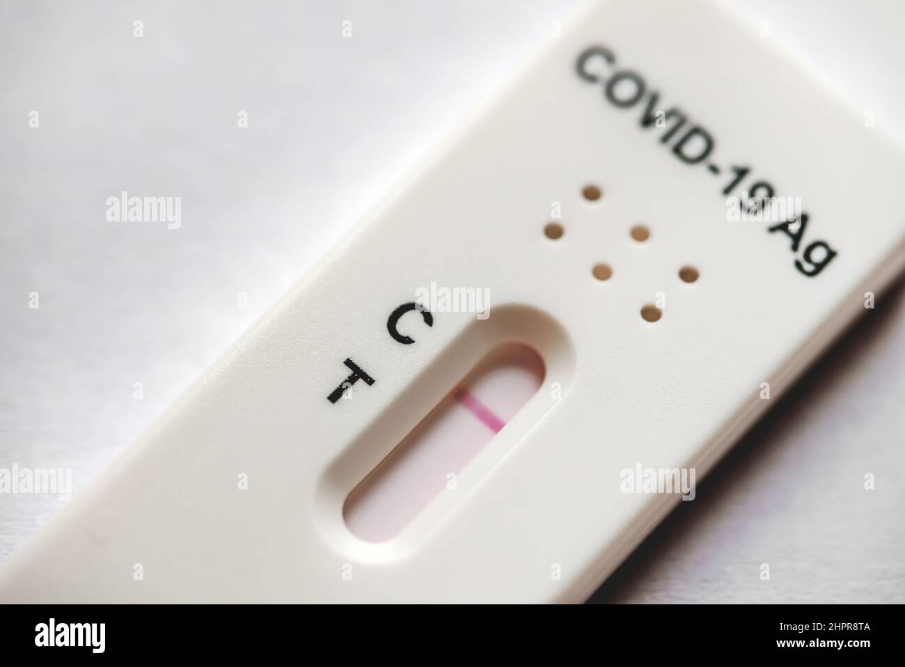 Negativer Antigenschnelltest auf Coronavirus. Stockfoto