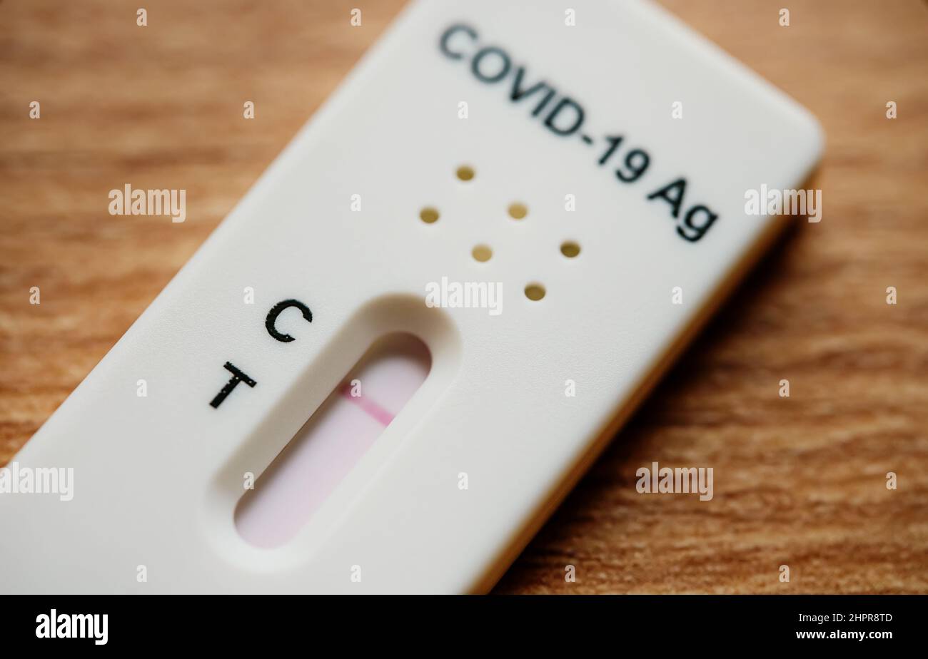 Negativer Antigenschnelltest auf Coronavirus. Stockfoto