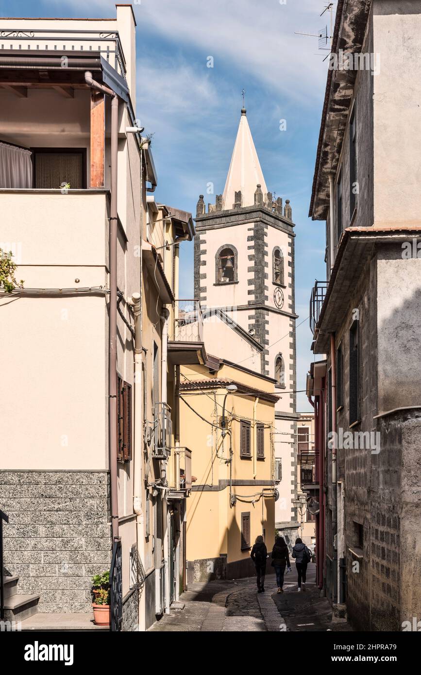Ein Blick auf die engen Gassen in der Stadt Bronte, Sizilien, Italien Stockfoto