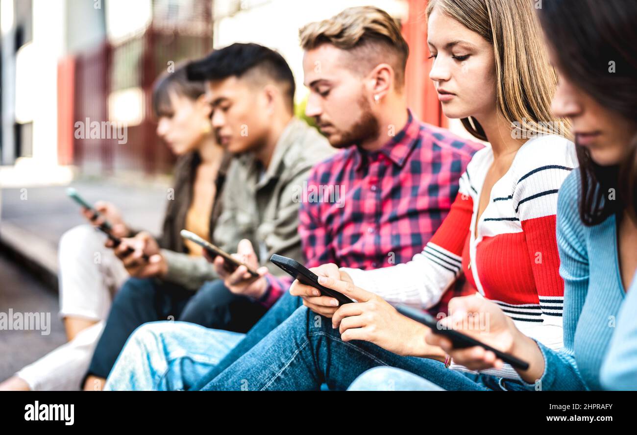 Gelangweilte Freunde Gruppe mit Smartphone sitzen an der Universität College Hinterhof - Junge Menschen süchtig nach Handy - Technologie trauriges Leben concep Stockfoto