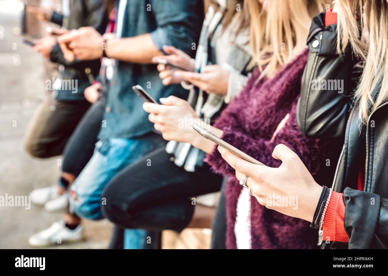 Flache Ansicht von Freunden Hände teilen Inhalte auf Mobiltelefonen - Milemial Menschen süchtig nach Smartphone-Geräten - Technologie Lebensstil Konzept w Stockfoto