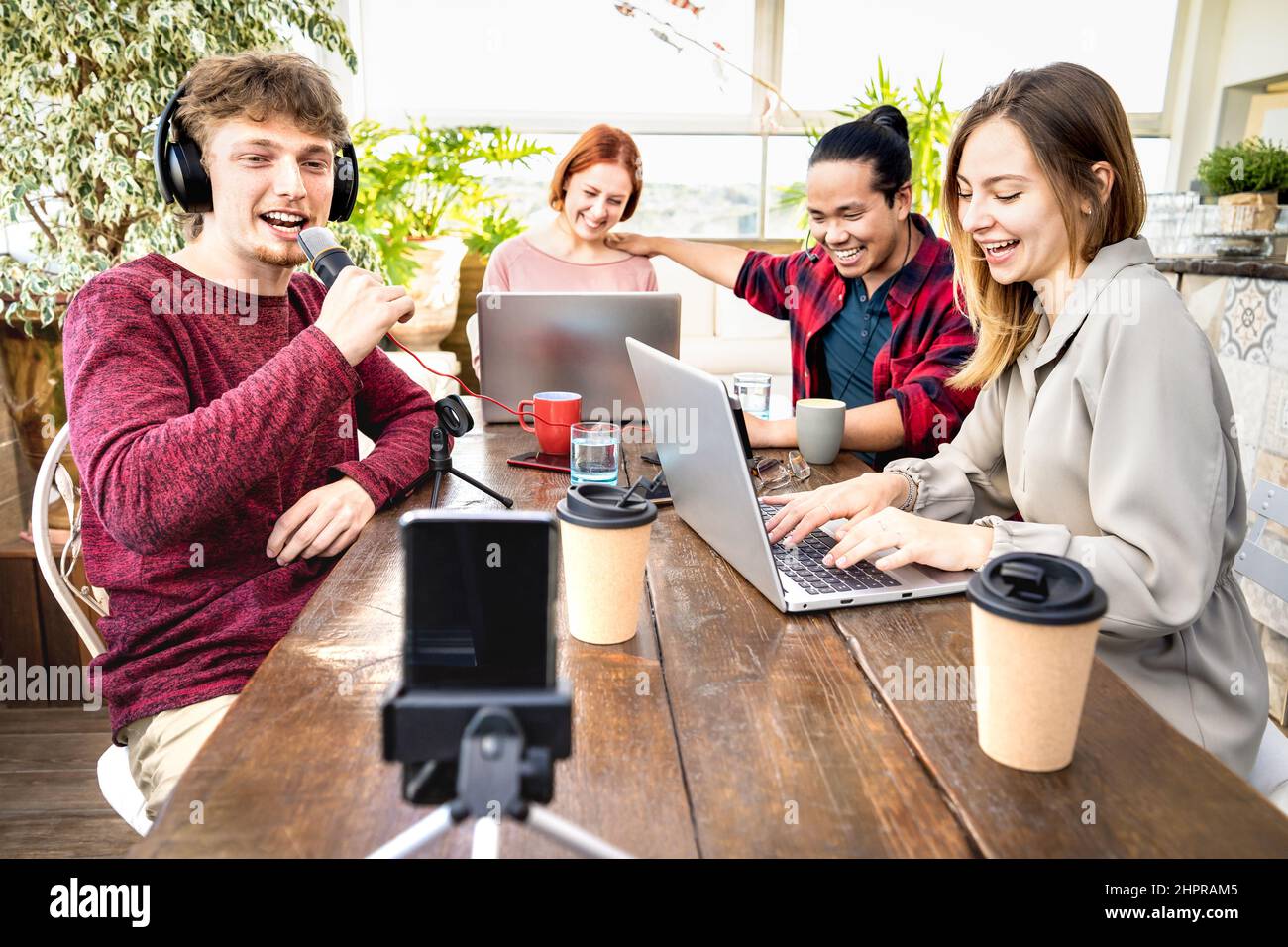 Junge Freunde teilen Inhalte auf Streaming-Plattform mit digitaler Web-Cam - modernes Tech-Life-Konzept mit Menschen der nächsten Generation, die Spaß am Vlogging-Live-Feed haben Stockfoto