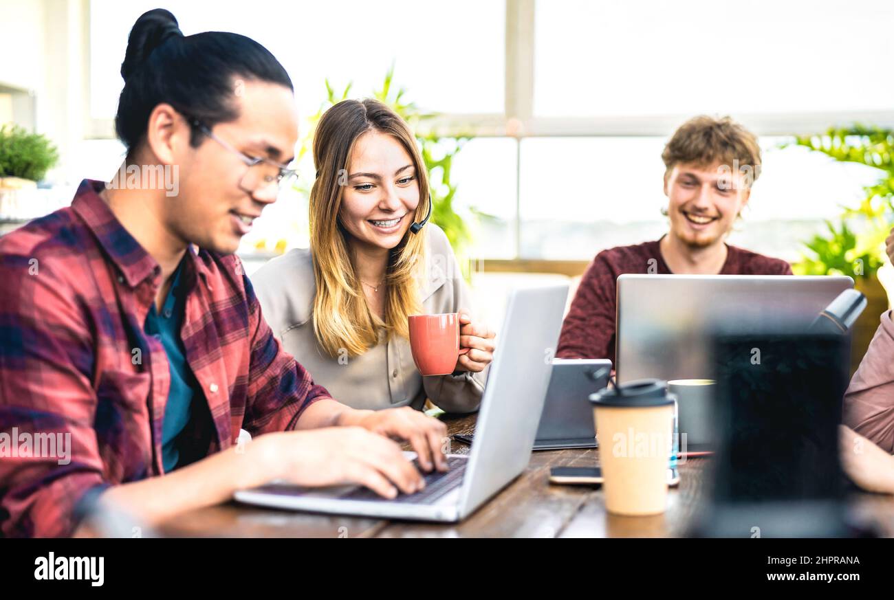 Junge Mitarbeiter Mitarbeiter teilen Inhalte auf dem Laptop im Startup-Studio - Human Resource Business und Teamwork-Konzept auf Büroarbeitszeit - Start up Stockfoto
