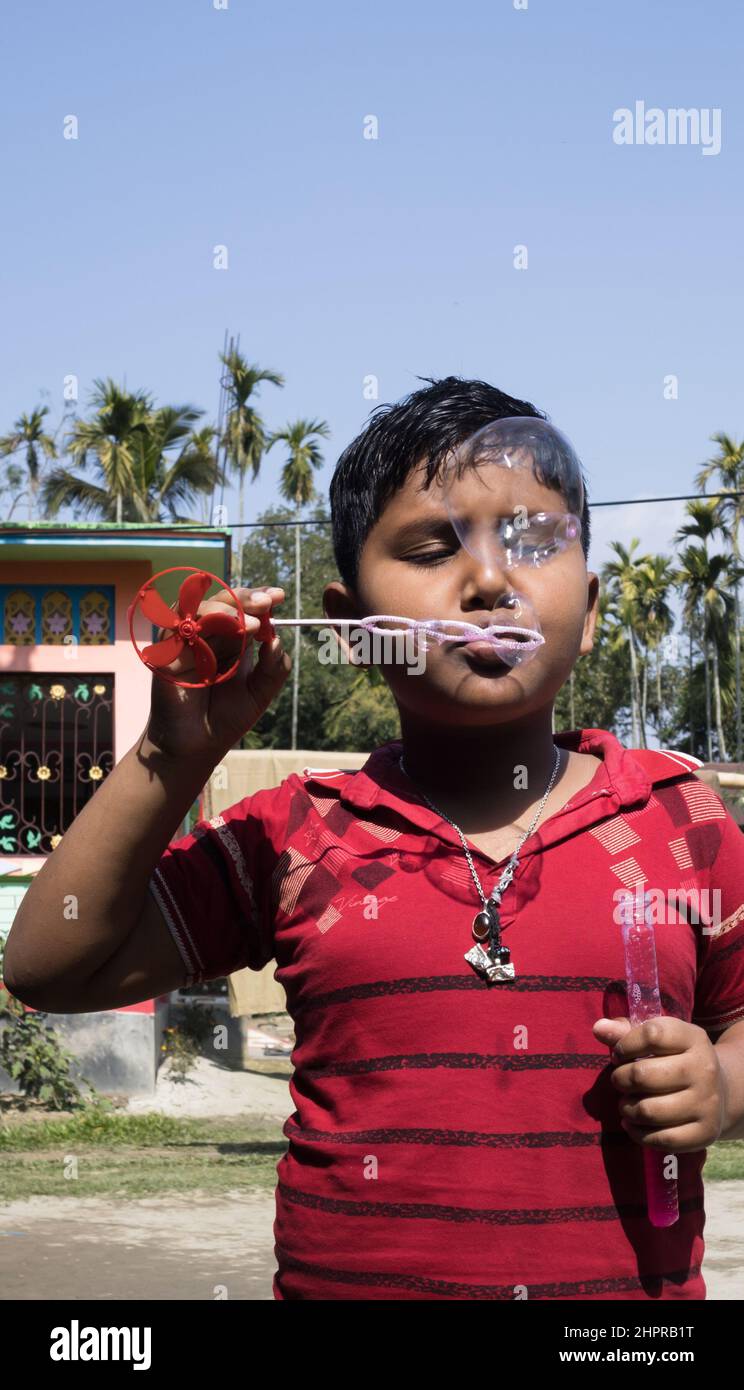 Ein Junge, der die Seifenblasen erzeugt. Stockfoto