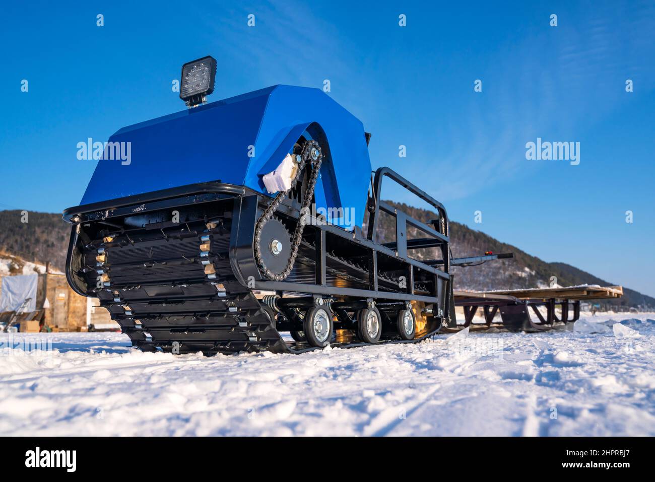 Traktor mit Anhänger auf dem Eis des Baikalsees. Ansicht von unten. Stockfoto