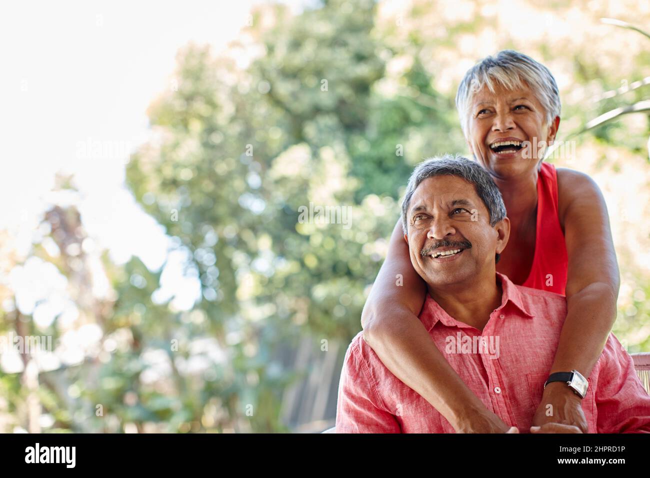 Hören Sie nie auf zu spielen. Aufnahme eines sorglosen älteren Paares, das eine Huckepack-Fahrt im Freien genießt. Stockfoto