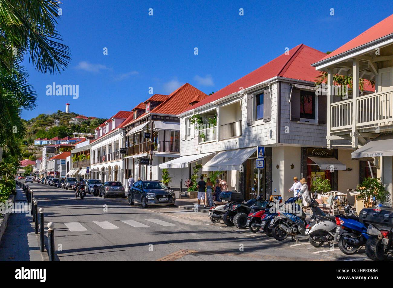 Haupteinkaufsstraße von Gustavia, Hauptstadt von Saint-Barth: Die Rue de la République. Foto: Hilke Maunder Stockfoto