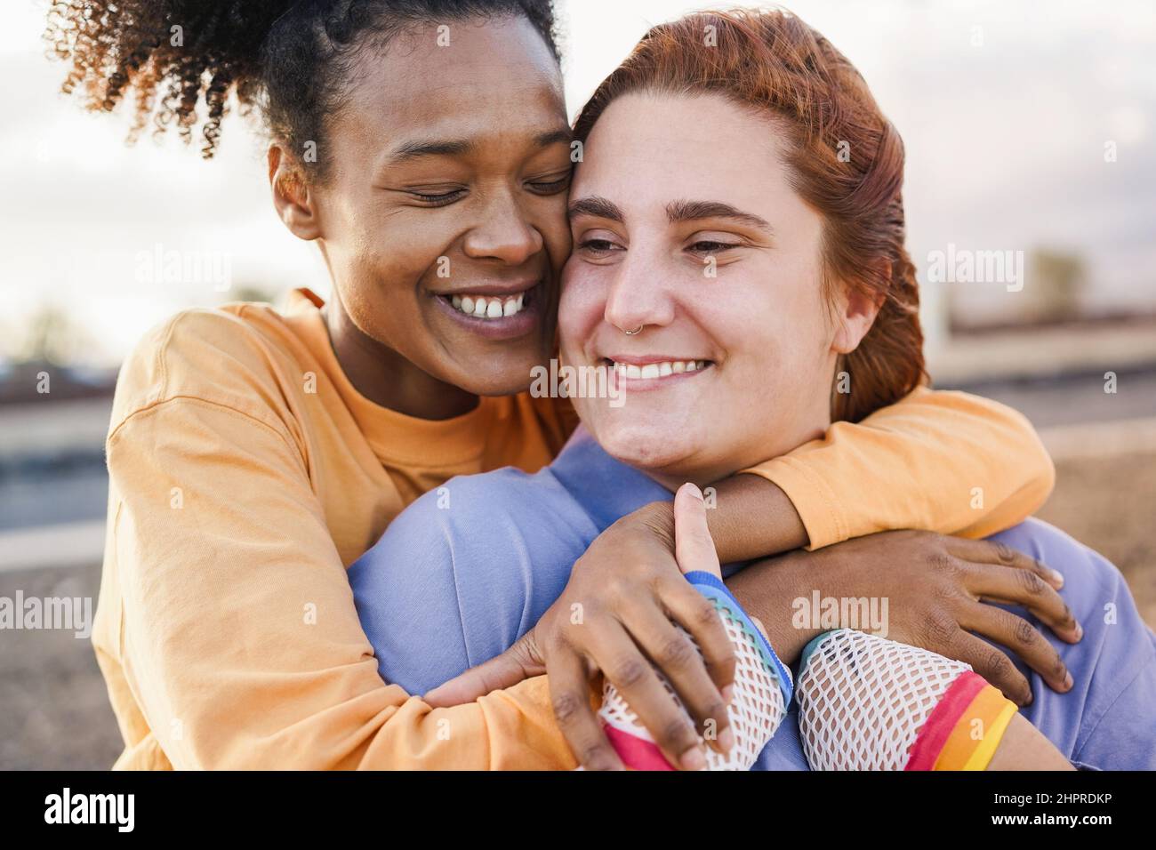 Glückliche Frauen Homosexuell Paar mit zarten Moment im Freien - LGBT und Liebe Konzept Stockfoto