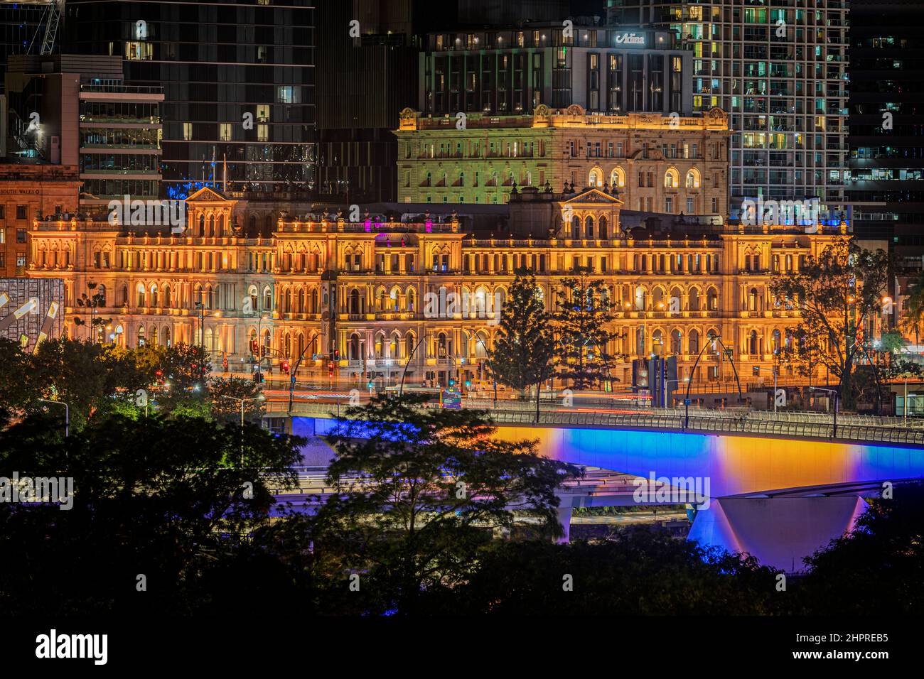 Brisbane Treasury Casino mit farbigen Lichtern bei Nacht. Brisbane, Queensland, Australien Stockfoto