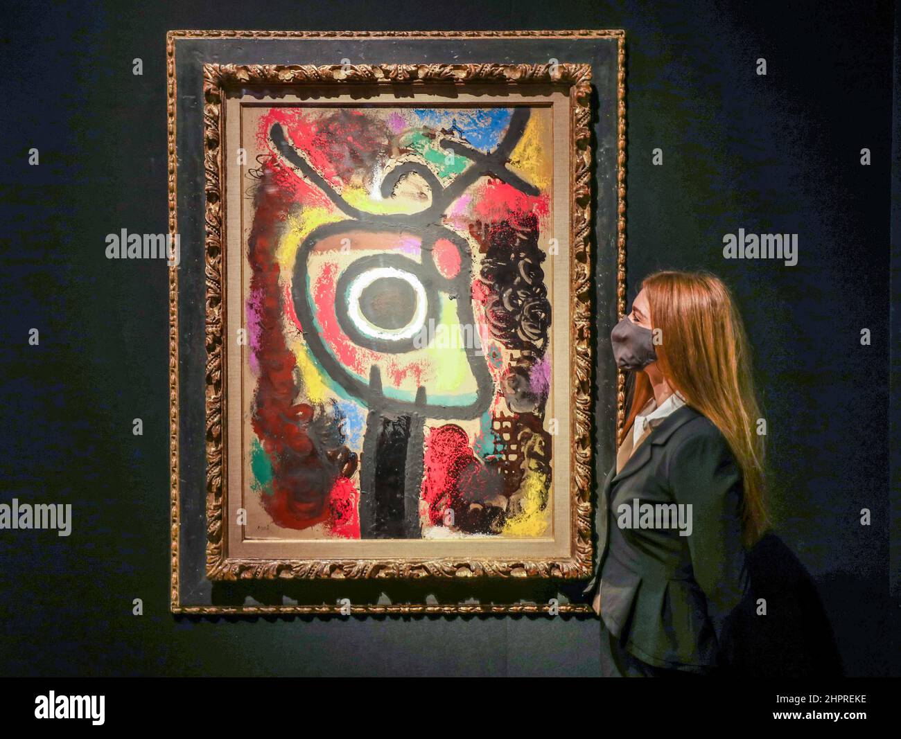 London UK 23 February 2022 Joan Miro personnage et oiseau, unterzeichnet Miro Lower Left Oil on Board Est £18000,000- 2.500, 000 Paul Quezada-Neiman/Alamy Live News Stockfoto