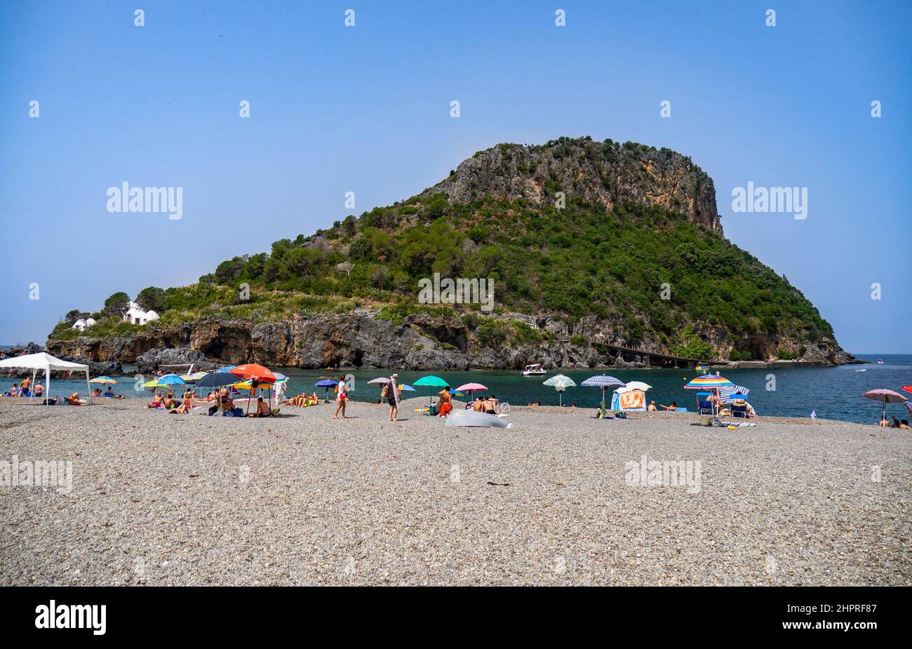 Italien, Kalabrien, Praia a Mare, Strand und die Isola di Dino Stockfoto