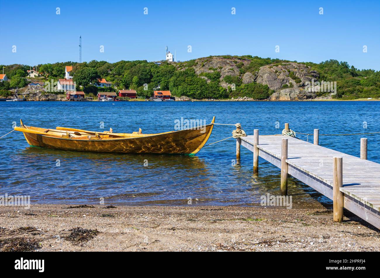 Ein Ruderboot an einer Landestelle am Nordufer der Süd-Koster-Insel mit einem wunderschönen Blick auf die Nord-Koster-Insel, Schweden. Stockfoto