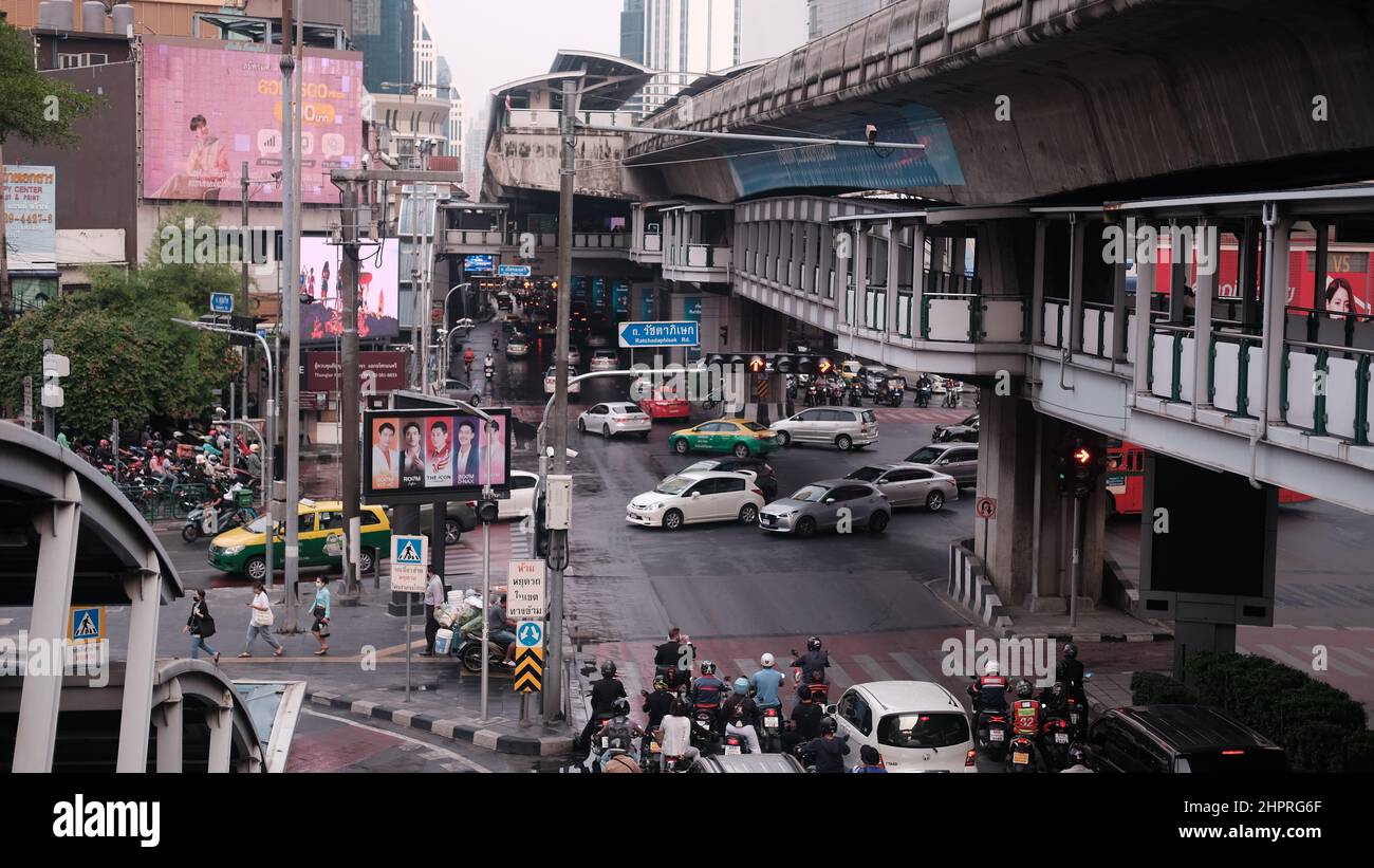 Asoke-Sukhumvit Kreuzung Bangkok Thailand BTS Skytrain Station und Skywalk im Hintergrund Stockfoto