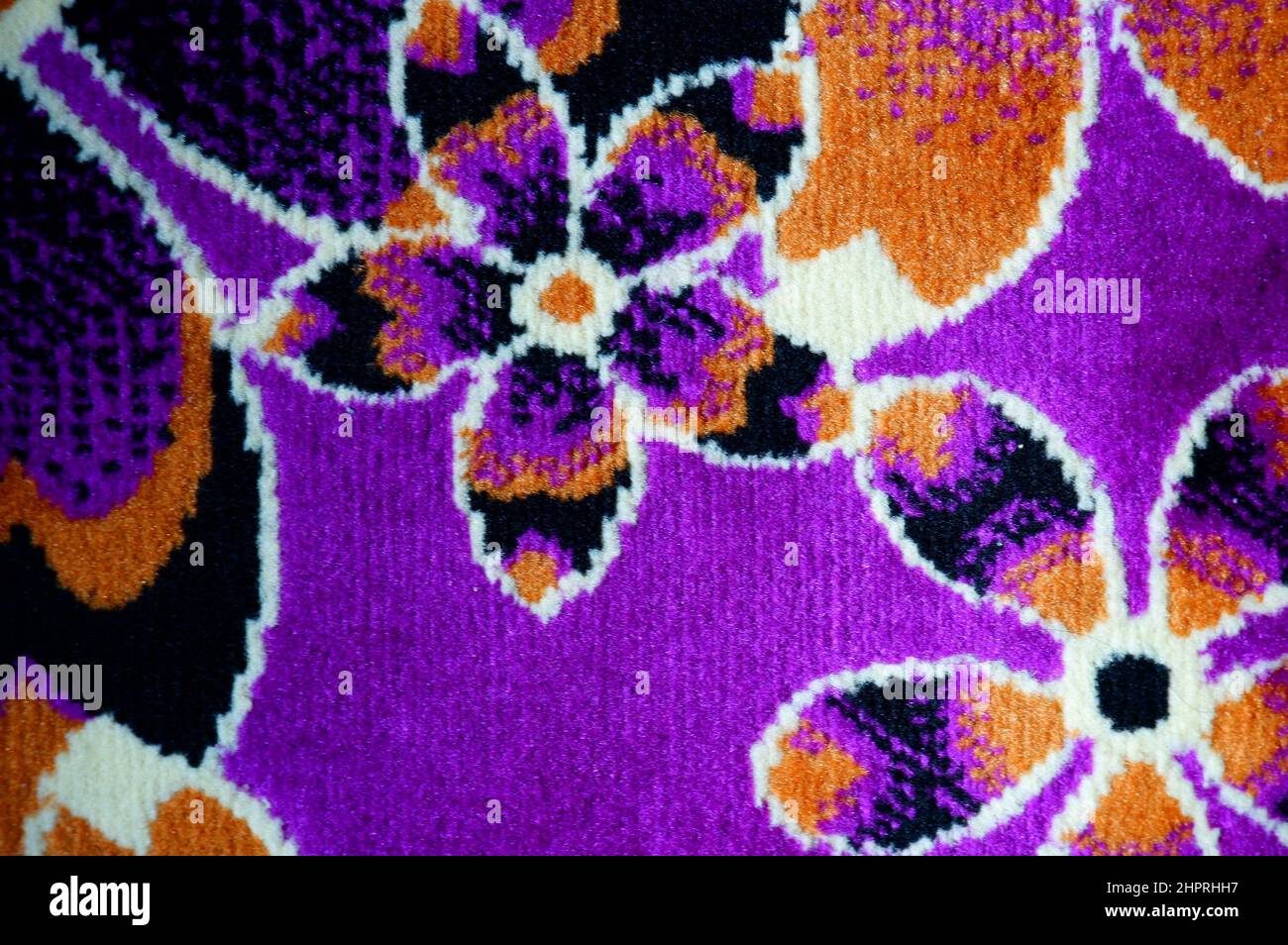 Lila Teppich mit Blumenmuster Design Oberfläche Stoff Stockfoto
