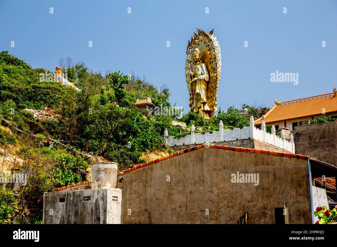 Eine goldene Statue steht hoch über dem Strand von Quy Nhon. Stockfoto