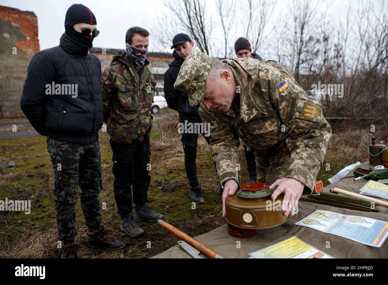 SIURTE, UKRAINE - 19. FEBRUAR 2022 - ein Ausbilder demonstriert eine Mine während einer militärischen Übung für Zivilisten, die von der Bewegung des Veter durchgeführt wurde Stockfoto
