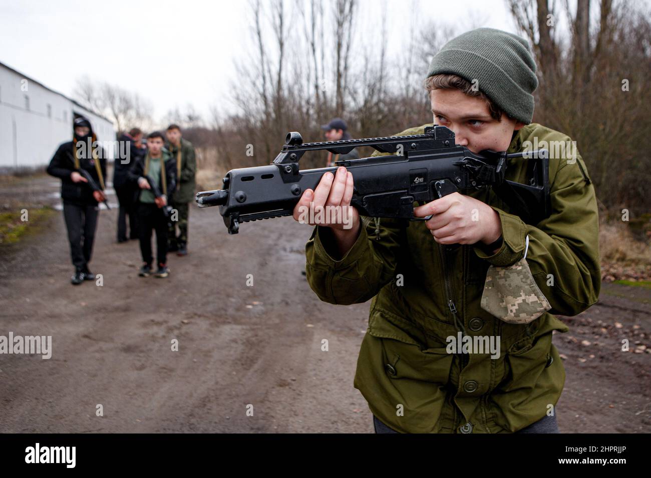 SIURTE, UKRAINE - 19. FEBRUAR 2022 - Ein Teilnehmer zeigt ein Gewehr während einer militärischen Übung für Zivilisten, die von der Bewegung der Veteranen o durchgeführt wurde Stockfoto
