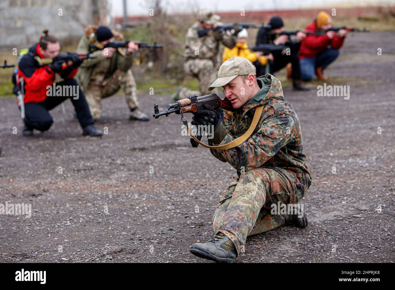 SIURTE, UKRAINE - 19. FEBRUAR 2022 - ein Instruktor zeigt die knieende Position während einer militärischen Übung für Zivilisten, die von der Bewegung der t durchgeführt wurde Stockfoto