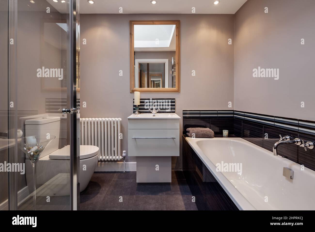 Swavesey, Cambridgeshire - August 22 2018: Modernes Luxus-Badezimmer mit stilvoller moderner Ausstattung inklusive Toilettenbadewanne, Duschkabine und Stockfoto