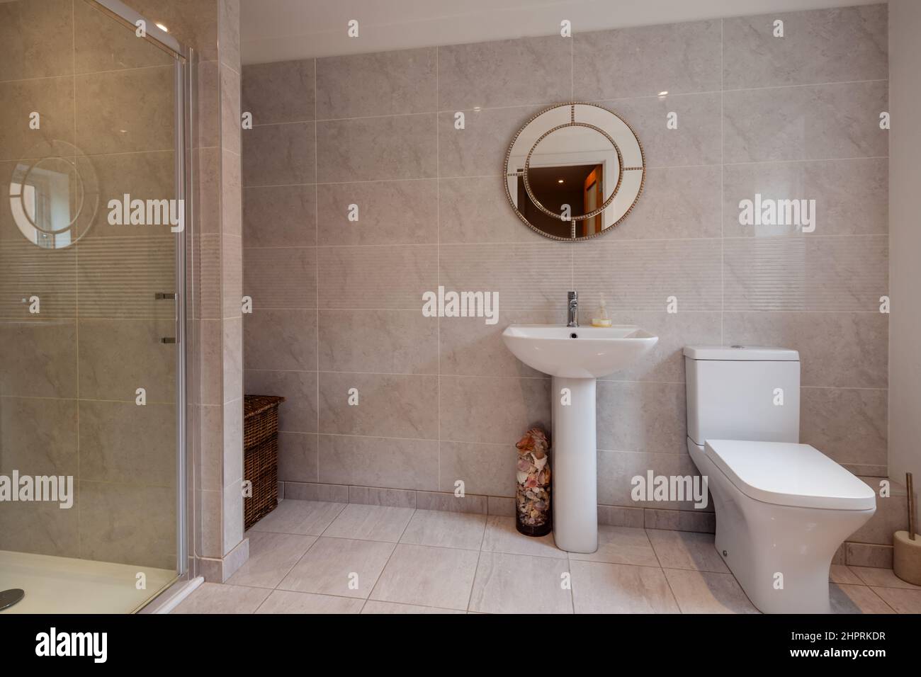 Swavesey, Cambridgeshire - August 22 2018: Traditionell aussehendes modernes Duschbad mit gefliesten Wänden, Duschkabine mit Glasfront, Toilette und Sockel Stockfoto