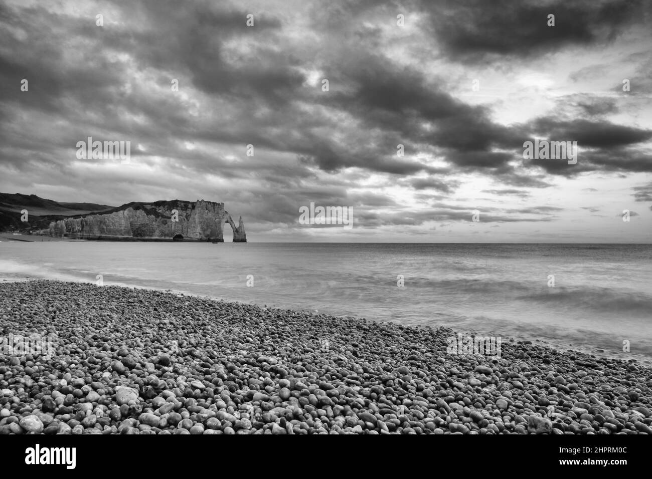 Sehr früh am Morgen am Strand in Etretat. Etretat ist eine charmante Stadt, die für die atemberaubenden Klippen von Etretat an der Alabasterküste und eines von Nor bekannt ist Stockfoto